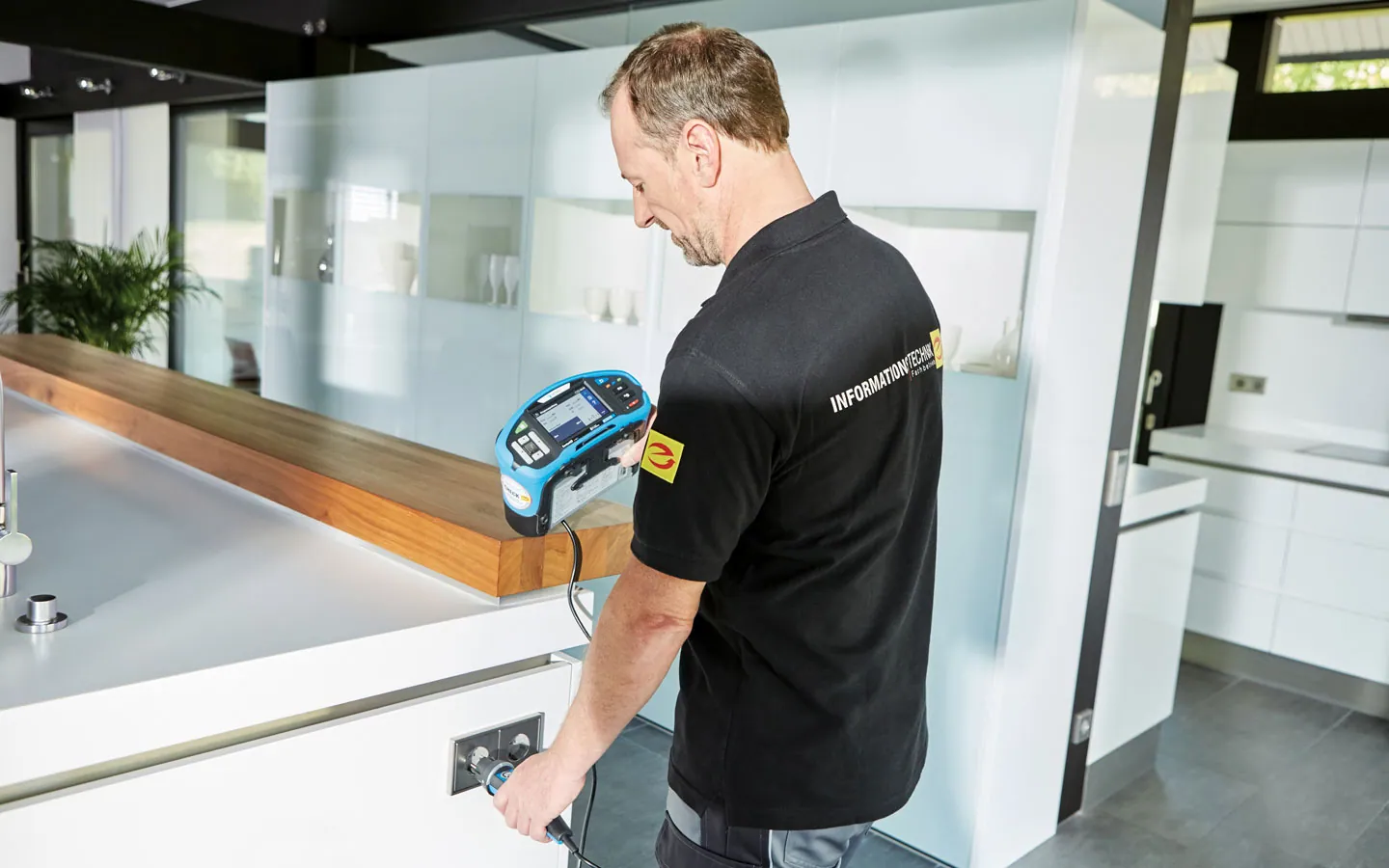 E-CHECK - Mitarbeiter prüft die Steckdosen in der Küche &middot; Elektro-Diehm