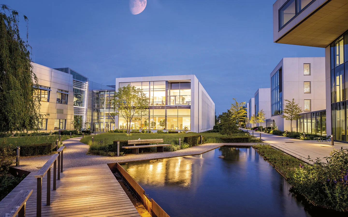 E-CHECK - Blick auf einige beleuchtete Gebäude am Abend &middot; Elektro-Diehm