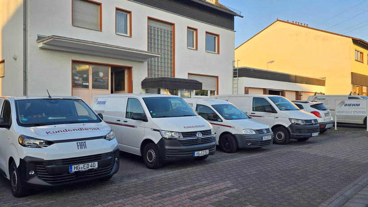 Service- und Kundendienstfahrzeug vor dem Einsatz &middot; Elektro-Diehm